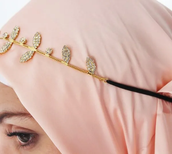 Accessoire de tête doré