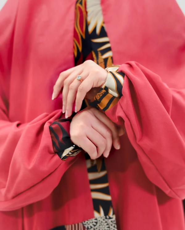 Tenue rouge de Prière